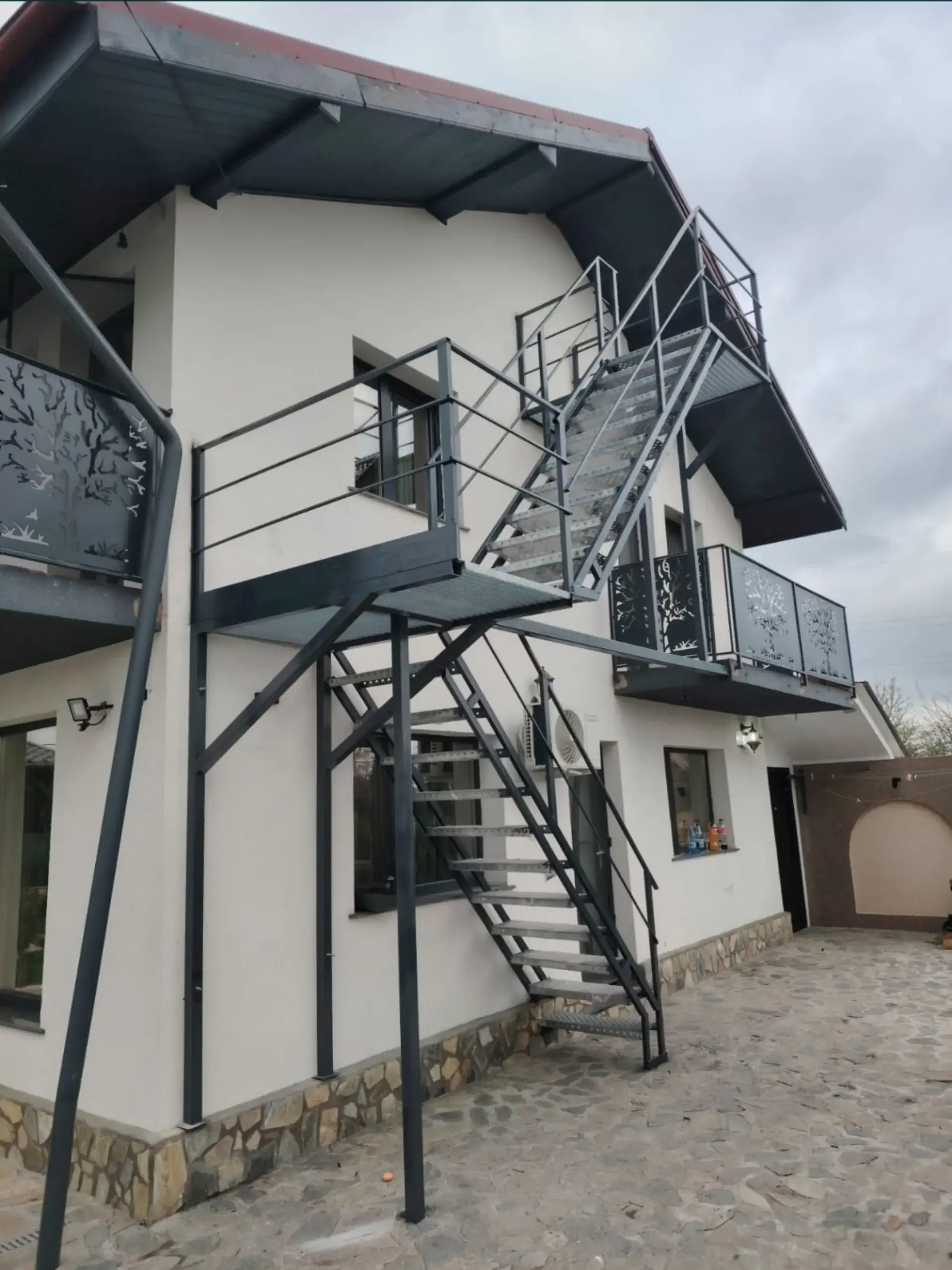 Scări metalice exterioare cu balustrade decorative