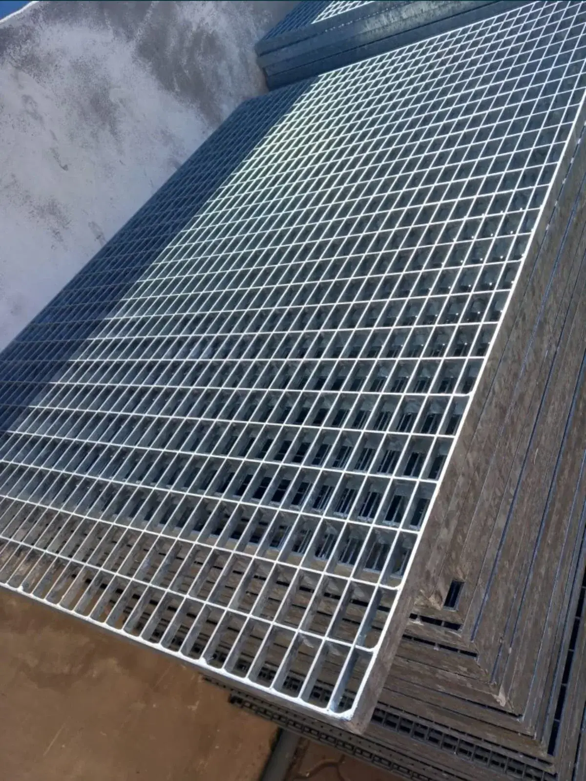 Treaptă perforată antiderapantă - proiect 11