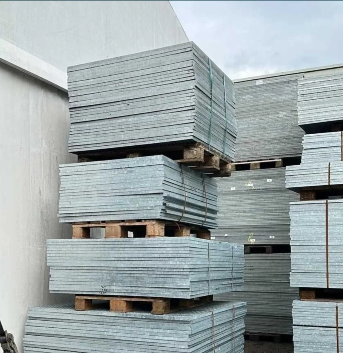 Treaptă perforată antiderapantă - proiect 12